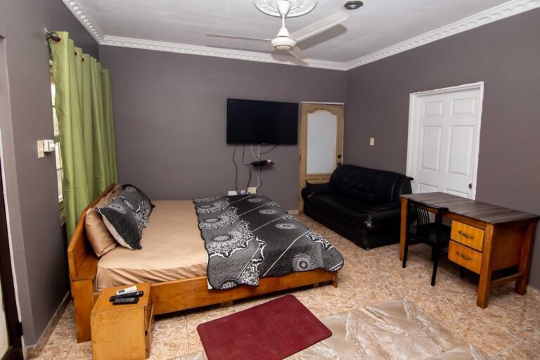 Hotels in Accra Ghana – Queen Plaza Hotel